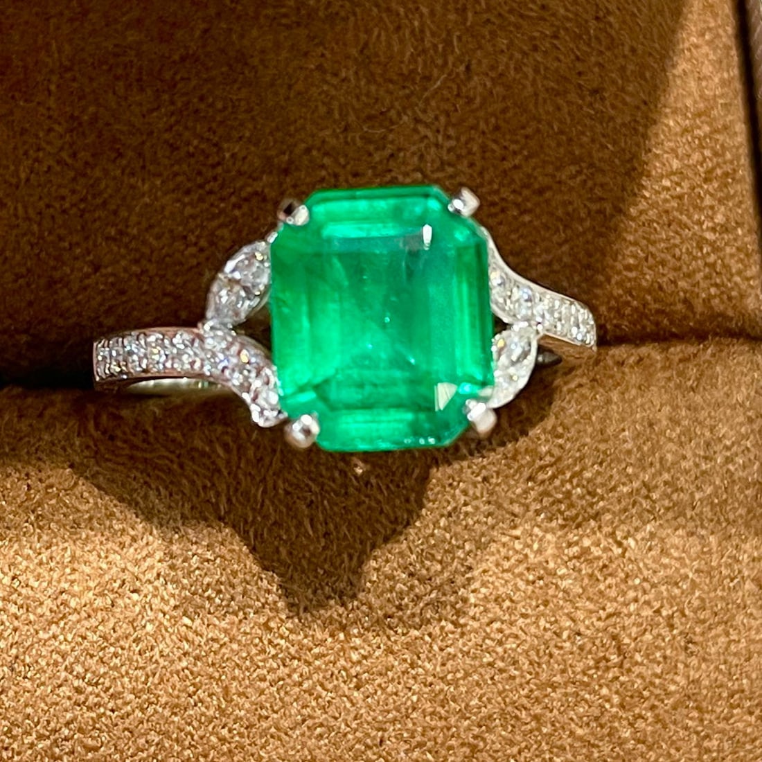 14k Gold 2.70 Ctw Vivid Green Natural Emerald & Diamond Ring - 5