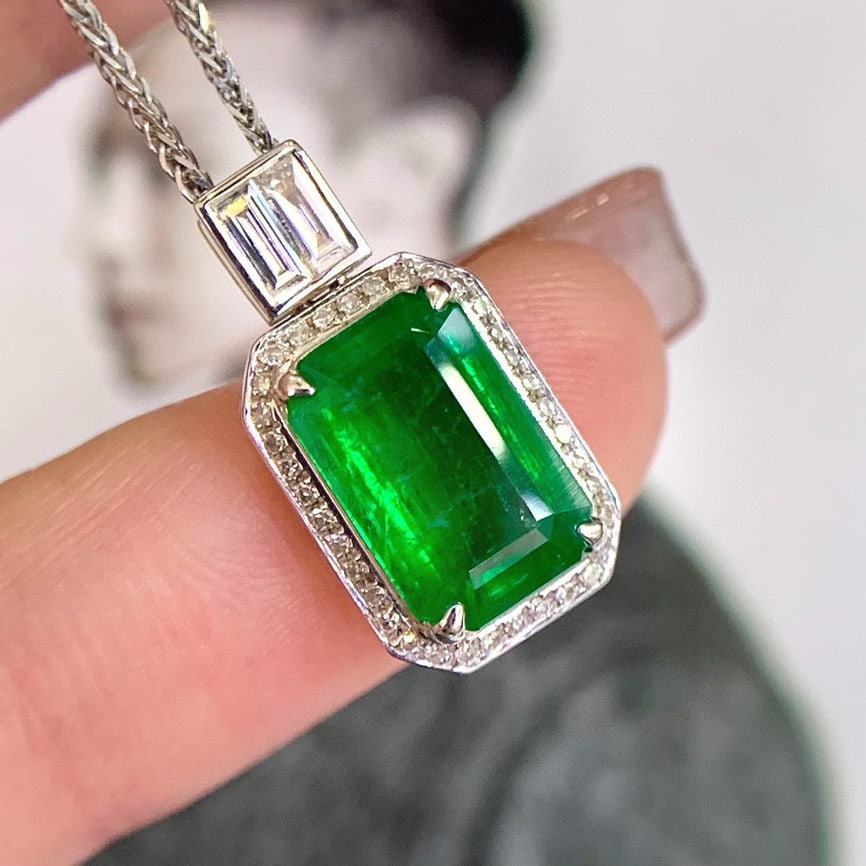 14k Gold 2.46 Ctw Vivid Green Natural Emerald & Diamond Pendant( Without Chain ): Ref:230983137 // gold content:14k gold // main gemstone:emerald // shape:octagonal // carat weight:2. 24ct // color:vivid green // treatment:natural // // adjacent gemstone 2 : diamond // shape:round 