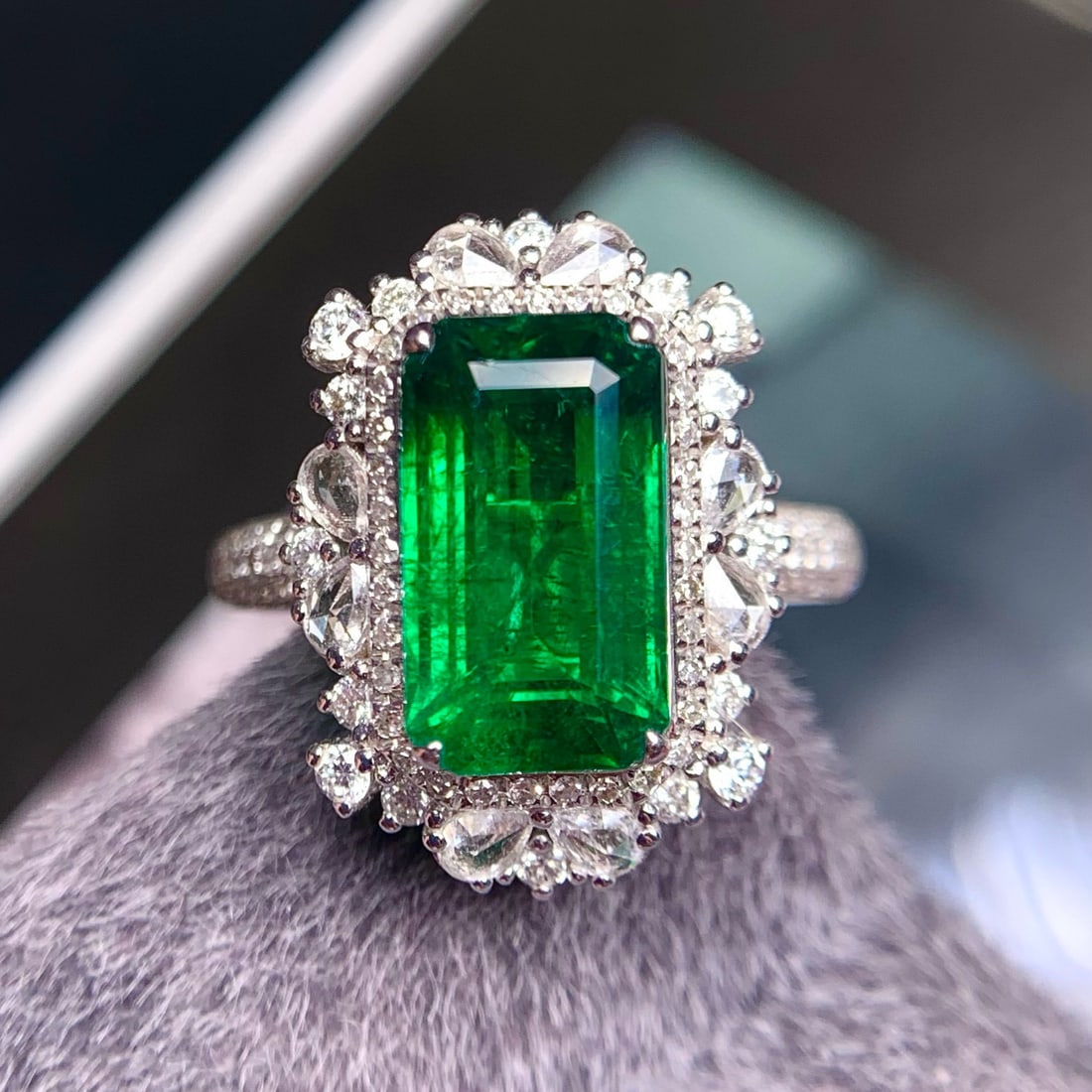 14k Gold 4.14 Ctw Vivid Green Natural Emerald & Diamond Ring/pendant( Without Chain ): Ref:230983138 // gold content:14k gold // ring size:7. 25us // // main gemstone:emerald // shape:octagonal // carat weight:3. 23ct // color:vivid green // treatment:natural // // adjacent gemstone 2 :
