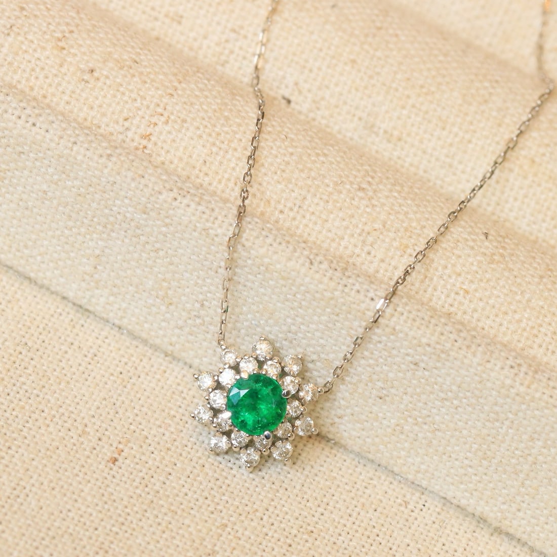 14k Gold 0.82 Ctw Vivid Green Natural Emerald & Diamond Necklace: Ref:230983152 // gold content:14k gold // main gemstone:emerald // shape:round // carat weight:0. 45ct // color:vivid green // treatment:natural // cut grade:g // // adjacent gemstone 2 : diamond //