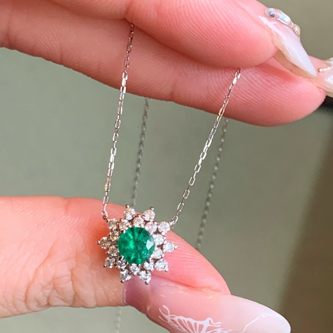 14k Gold 0.82 Ctw Vivid Green Natural Emerald & Diamond Necklace - 4