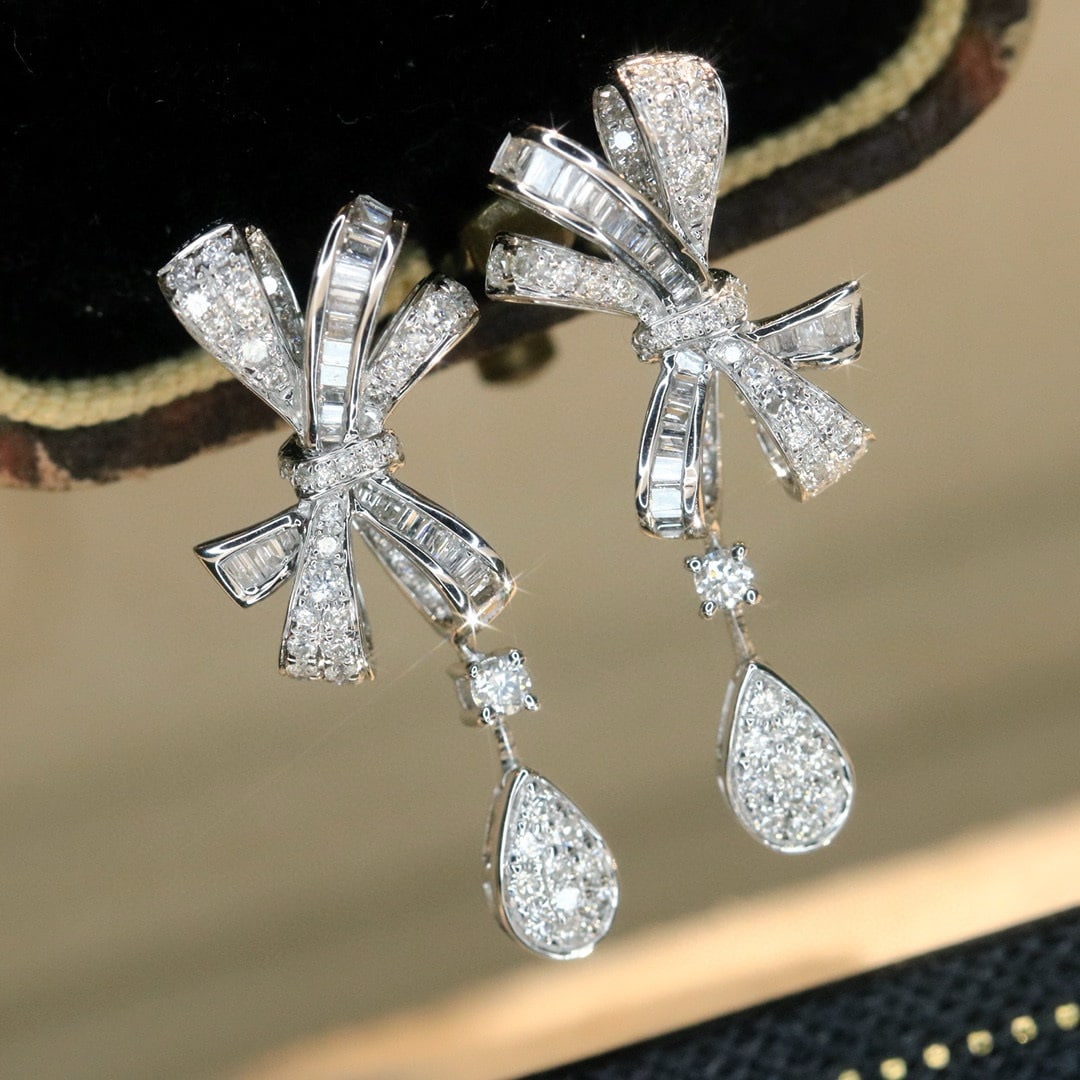 14k Gold 0.76 Ct Natural H Diamond Earrings: Ref:230983154 // gold content:14k gold // main gemstone:diamond // shape:multiply // carat weight:0. 76ct // clarity grade:vs-si // color:h // treatment:natural // High Estimate: 5300 Low Estimate: 35