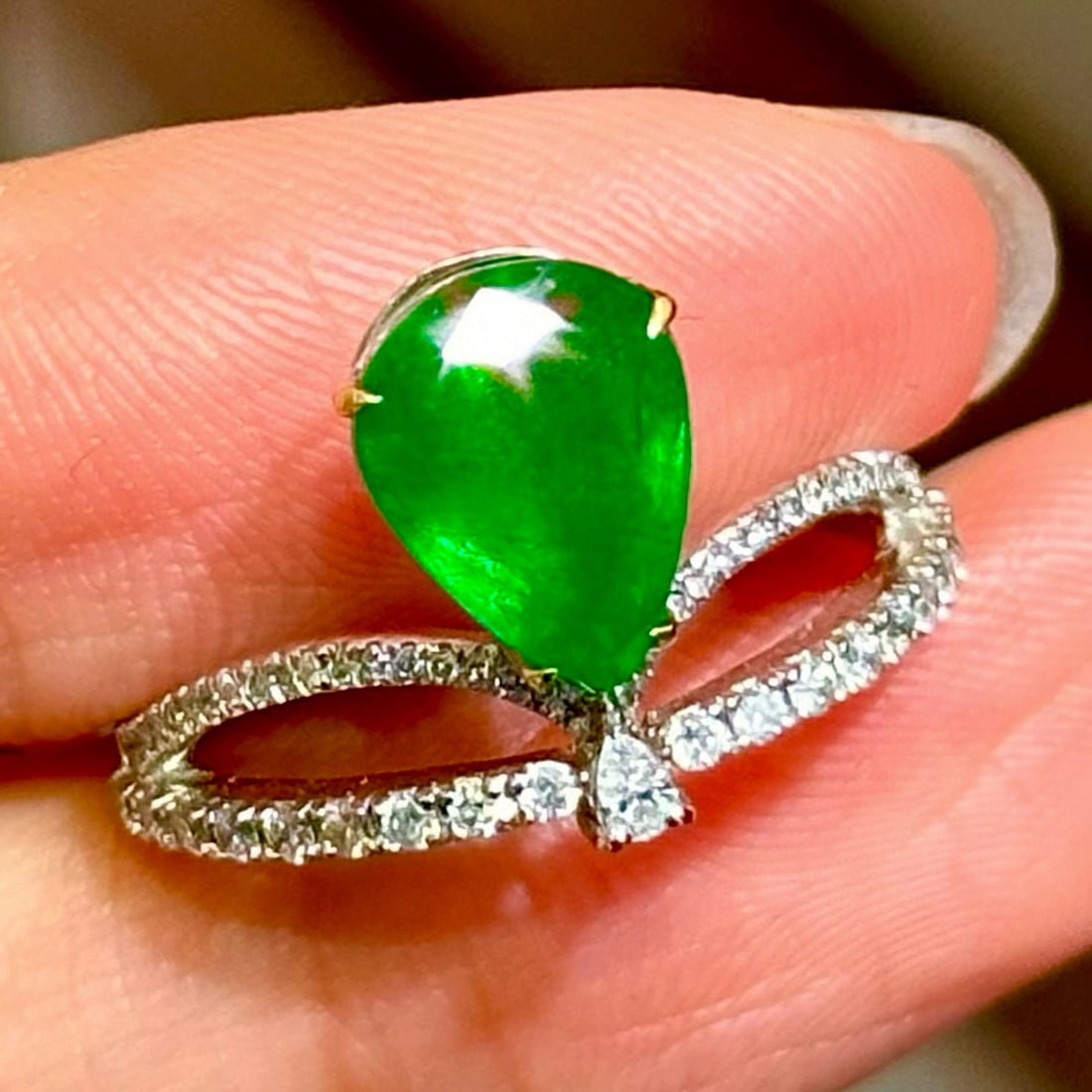 14k Gold 2 Ct Vivid Green Natural Emerald & Diamond Ring: Ref:230983162 // gold content:14k gold // ring size:7. 25us // // main gemstone:emerald // shape:pear // carat weight:2ct // color:vivid green // treatment:natural // // adjacent gemstone 2 : diamond