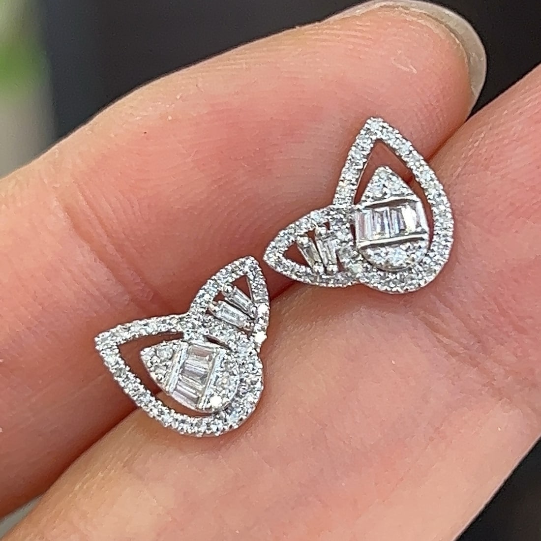 14k Gold 0.34 Ct Natural H Diamond Earrings: Ref:230983163 // gold content:14k gold // main gemstone:diamond // shape:multiply // carat weight:0. 34ct // clarity grade:vs-si // color:h // treatment:natural // Low Estimate: 1200 Condition: New