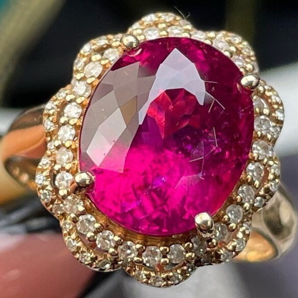 14k Gold 5.78 Ct Natural Tourmaline & Diamond Ring: Ref:230983165 // gold content:14k gold // ring size:7. 25us // // main gemstone:tourmaline // shape:oval // carat weight:5. 78ct // color:red // treatment:natural // // adjacent gemstone 2 : diamond /