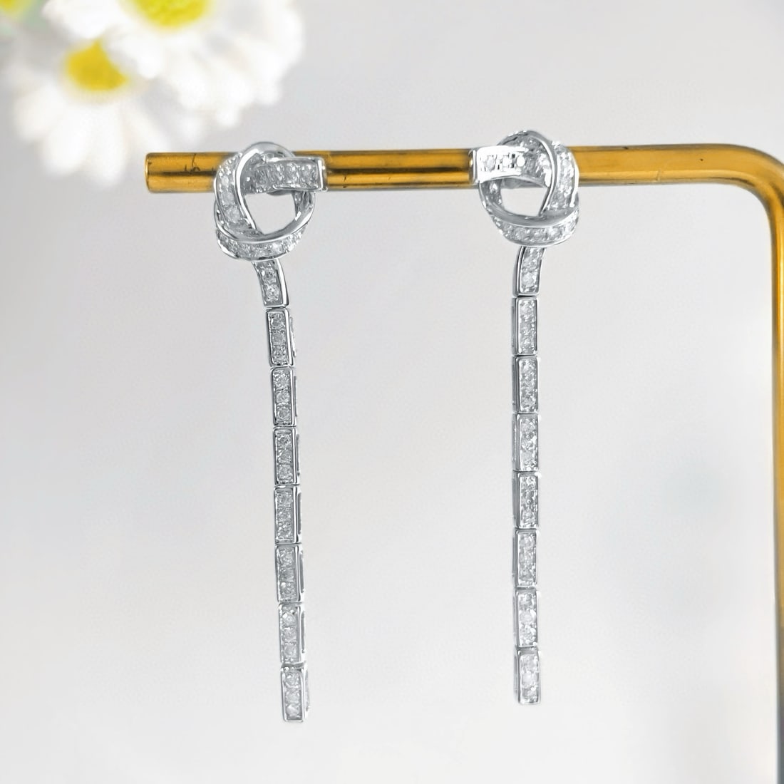 14k Gold 0.5 Ct Natural H Diamond Earrings: Ref:230983173 // gold content:14k gold // main gemstone:diamond // shape:round // carat weight:0. 5ct // clarity grade:vs-si // color:h // treatment:natural // cut grade:g // High Estimate: 4300