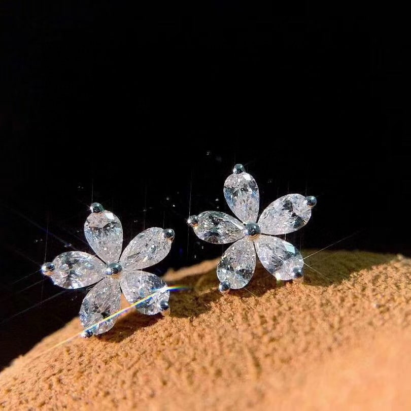 14k Gold 0.35 Ct Natural H Diamond Earrings: Ref:230983178 // gold content:14k gold // main gemstone:diamond // shape:pear // carat weight:0. 35ct // clarity grade:vs-si // color:h // treatment:natural // Low Estimate: 1400 High Estimate: 2100