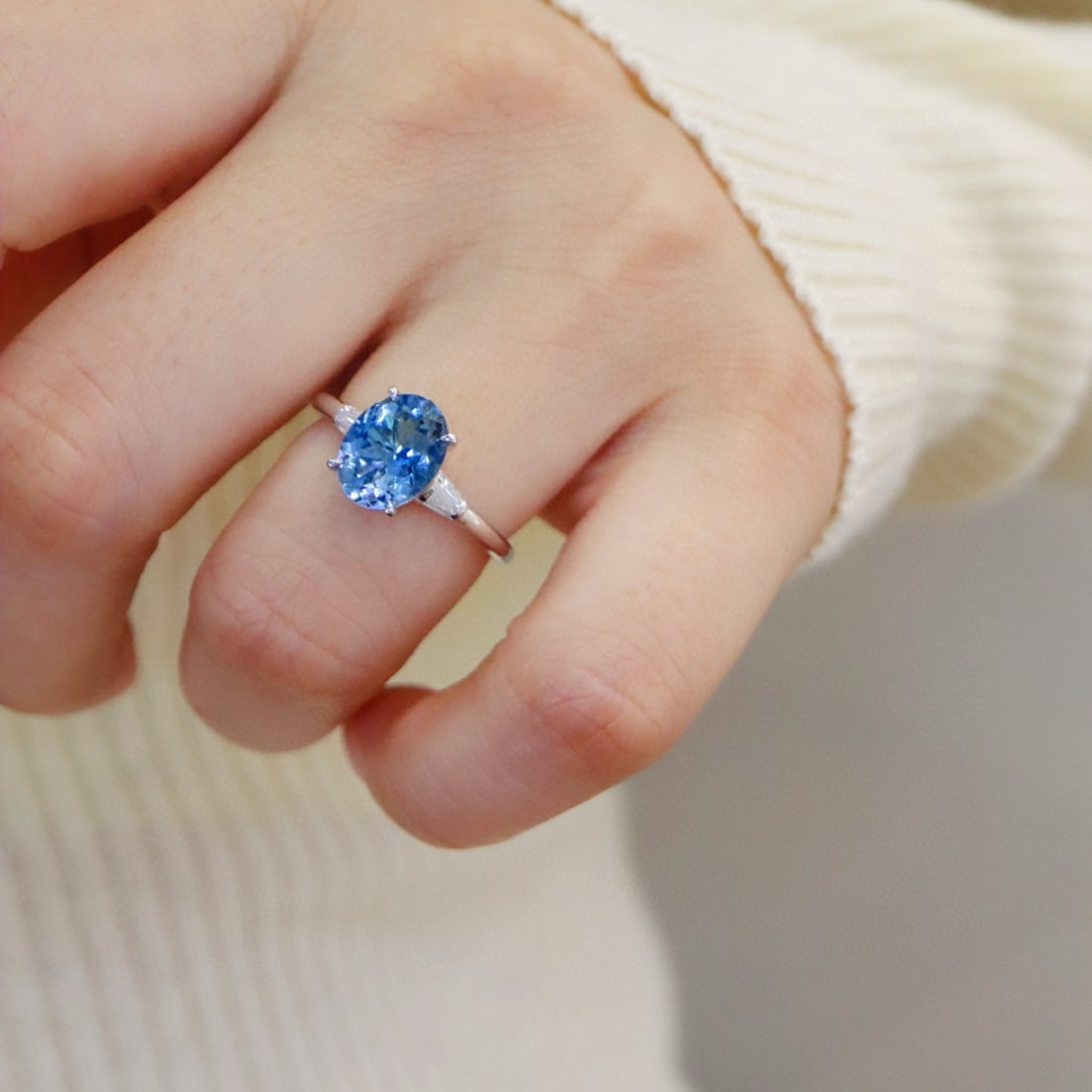 14k Gold 1.73 Ctw Natural Aquamarine & Diamond Ring: Ref:230983183 // gold content:14k gold // ring size:7. 25us // // main gemstone:aquamarine // shape:oval // carat weight:1. 58ct // color:santa maria color // treatment:natural // // adjacent gemstone