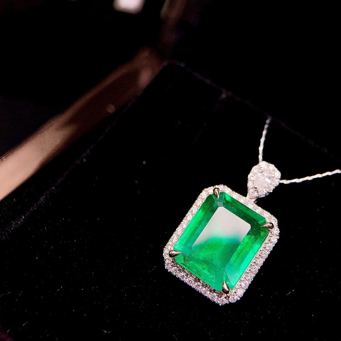 14k Gold 4.57 Ctw Vivid Green Natural Emerald & Diamond Pendant( Without Chain ): Ref:230983215 // gold content:14k gold // main gemstone:emerald // shape:octagonal // carat weight:4. 3ct // color:vivid green // treatment:natural // // adjacent gemstone 2 : diamond // shape:round /