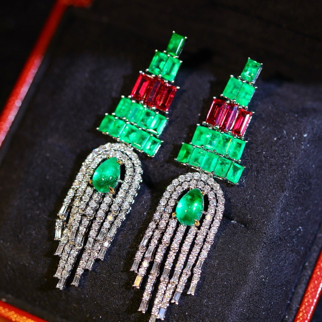 14k Gold 3.01 Ctw Vivid Green Natural Emerald & Diamond Earrings: Ref:230983221 // gold content:14k gold // main gemstone:emerald // shape:pear // carat weight:1. 3ct // color:vivid green // treatment:natural // // adjacent gemstone 2 : diamond // shape:multiply // 