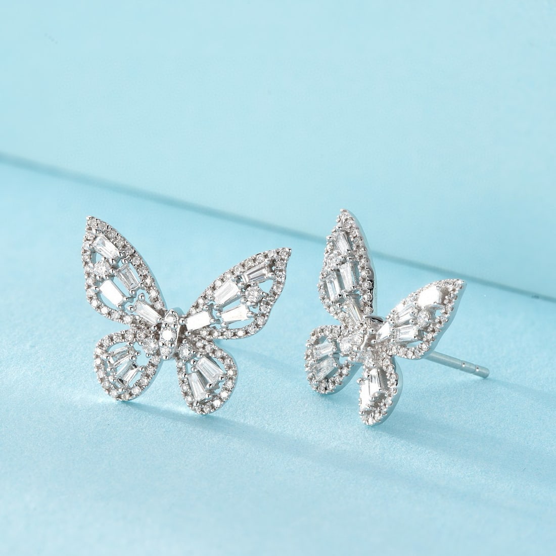 14k Gold 0.56 Ct Natural H Diamond & Butterfly Earrings: Ref:230983226 // gold content:14k gold // main gemstone:diamond // shape:multiply // carat weight:0. 56ct // clarity grade:vs-si // color:h // treatment:natural // High Estimate: 4300 Condition: New