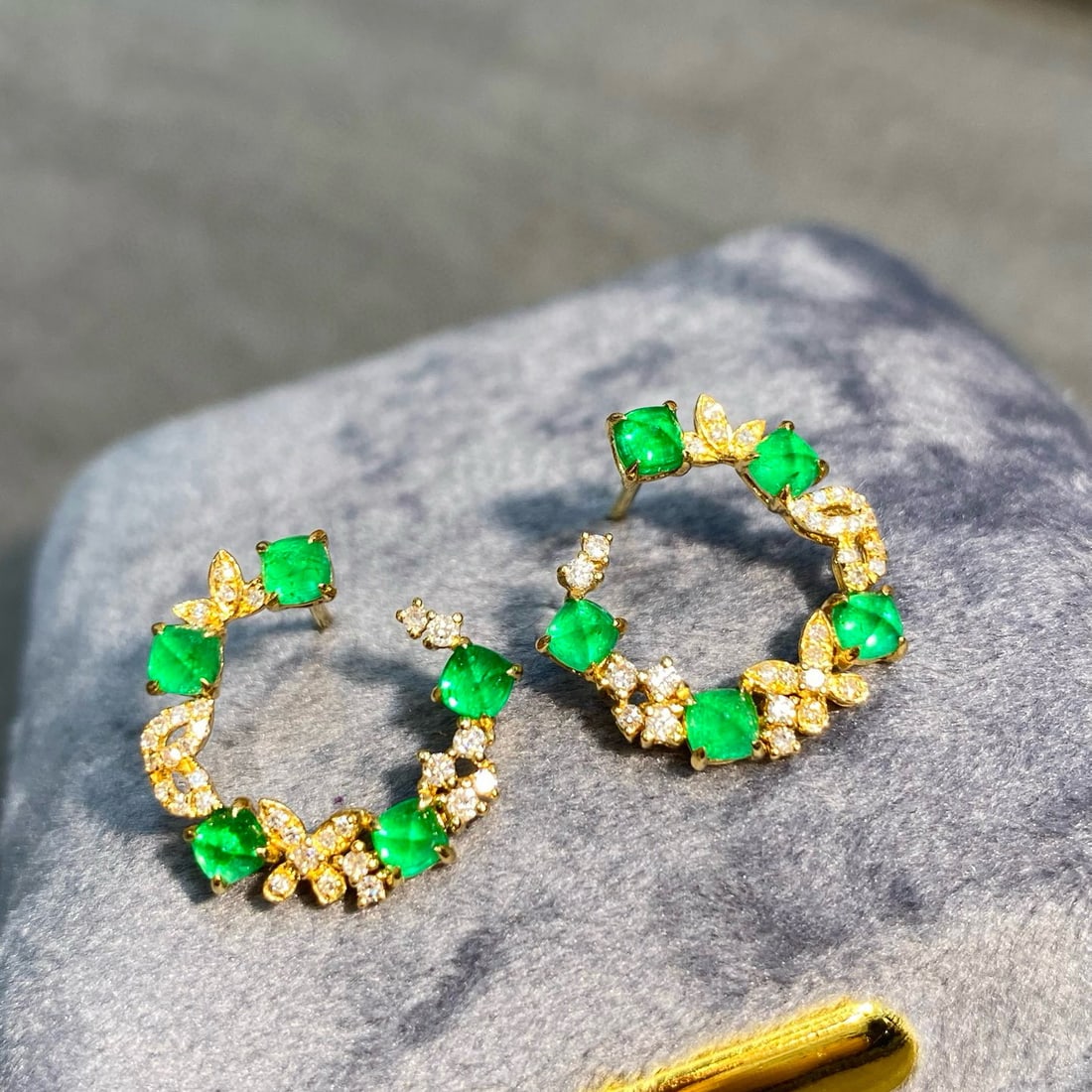 14k Gold 1.46 Ctw Vivid Green Natural Emerald & Diamond Earrings: Ref:230983231 // gold content:14k gold // main gemstone:emerald // shape:suger-loaf // carat weight:1. 18ct // color:vivid green // treatment:natural // // adjacent gemstone 2 : diamond //