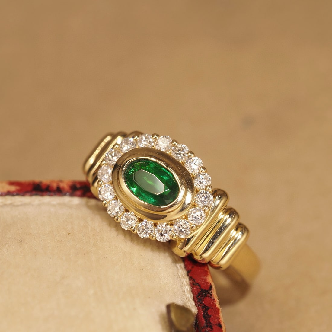 14k Gold 0.73 Ctw Vivid Green Natural Emerald & Diamond Ring - 2