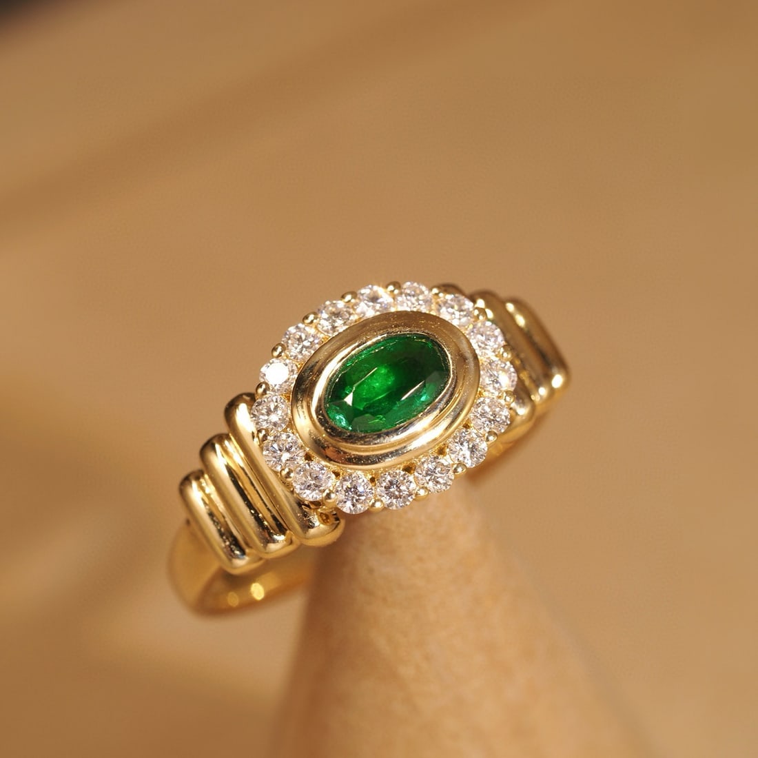 14k Gold 0.73 Ctw Vivid Green Natural Emerald & Diamond Ring - 3