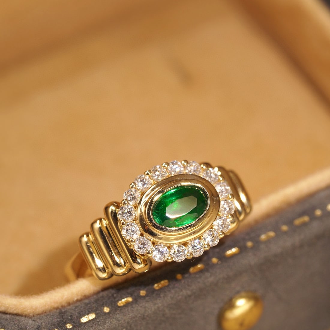 14k Gold 0.73 Ctw Vivid Green Natural Emerald & Diamond Ring - 4