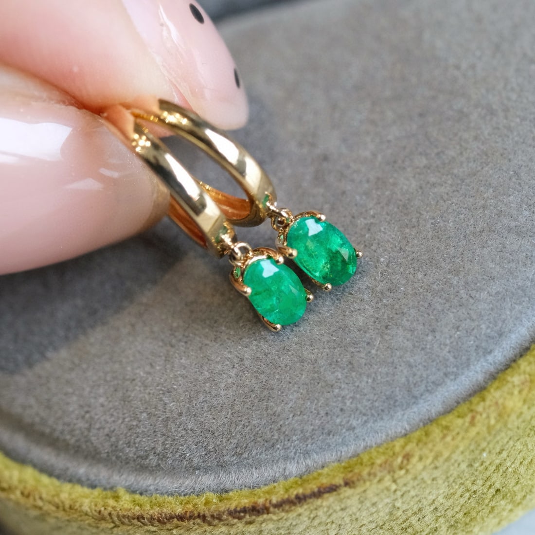 14k Gold 0.5 Ct Vivid Green Natural Emerald Earrings: Ref:230983235 // gold content:14k gold // main gemstone:emerald // shape:oval // carat weight:0. 5ct // color:vivid green // treatment:natural // Low Estimate: 1200 Condition: New High Estimate: 1800