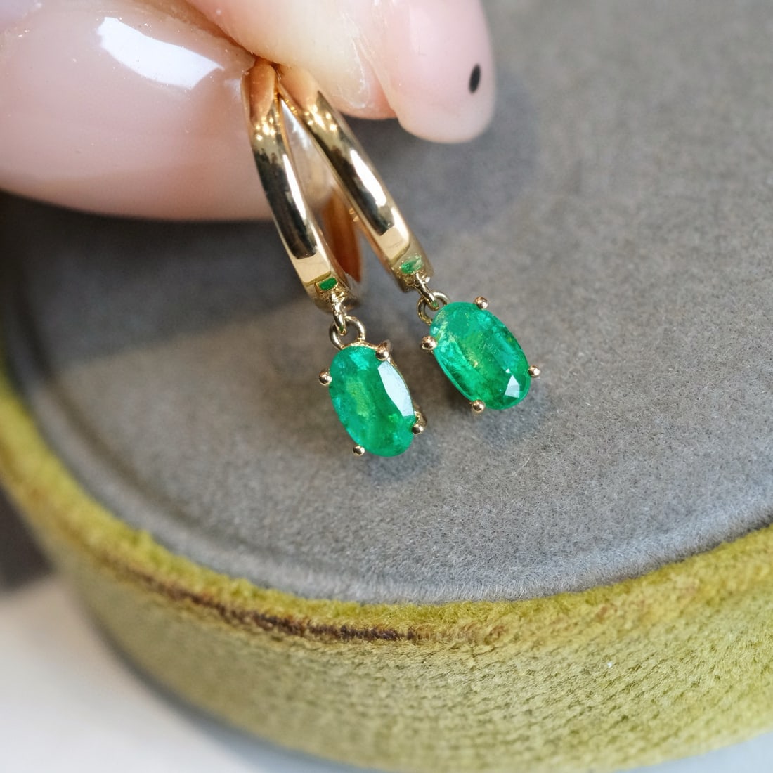 14k Gold 0.5 Ct Vivid Green Natural Emerald Earrings - 4