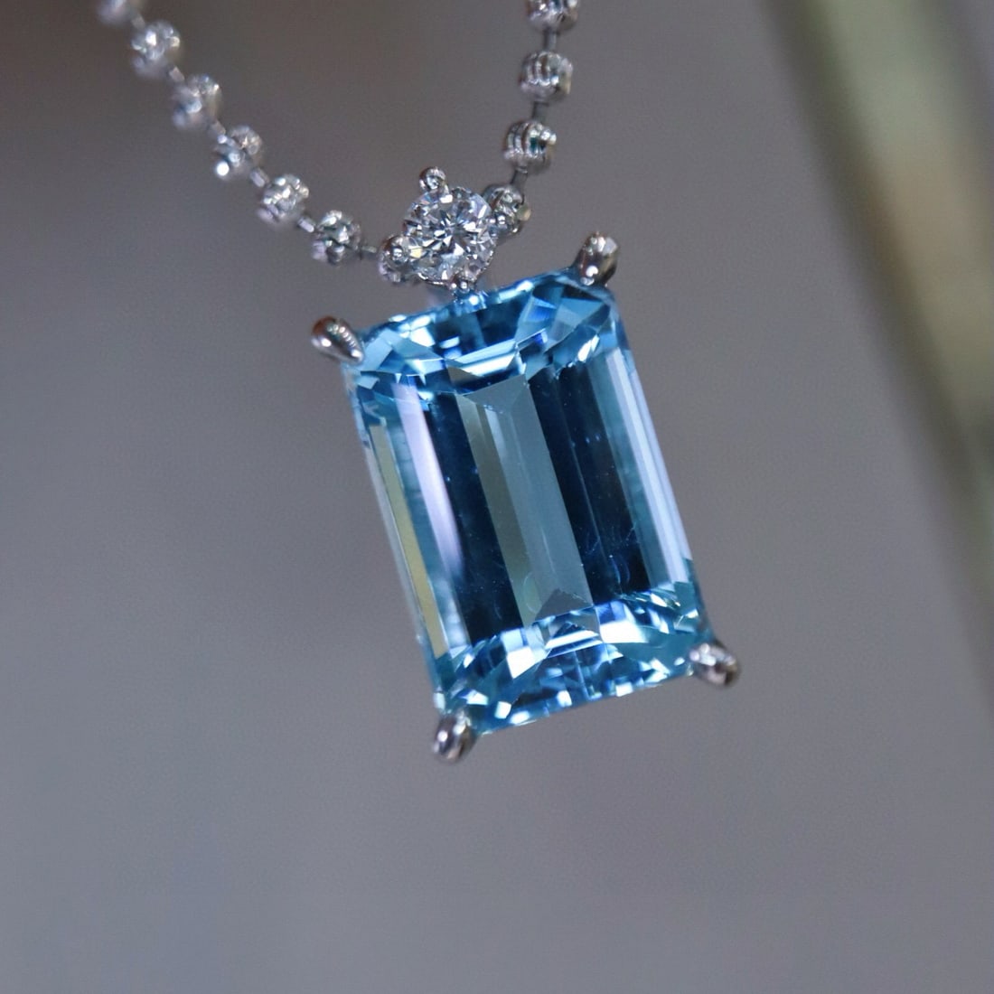 14k Gold 5.39 Ctw Natural Aquamarine & Lab Grown Diamond Necklace: Ref:230983240 // gold content:14k gold // main gemstone:aquamarine // shape:octagonal // carat weight:5. 29ct // color:santa maria color // treatment:natural // // adjacent gemstone 2 : lab grown diam