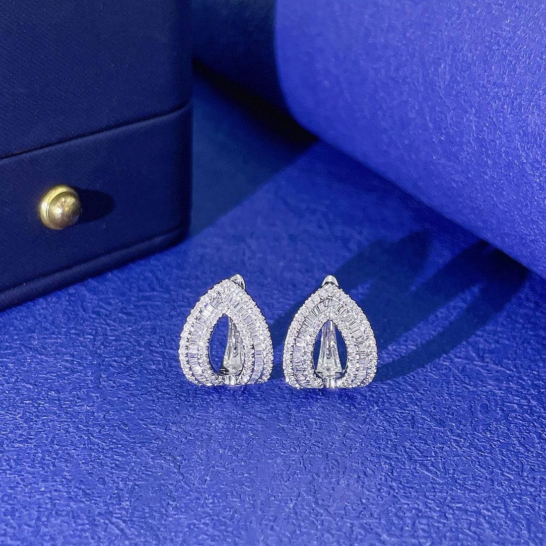 14k Gold 0.62 Ctw Natural H Diamond Earrings: Ref:230983247 // gold content:14k gold // main gemstone:diamond // shape:baguette // carat weight:0. 30ct // clarity grade:vs-si // color:h // treatment:natural // // adjacent gemstone 2 : diamond //