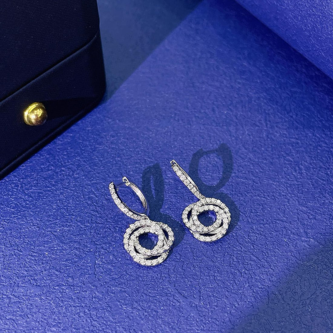 14k Gold 0.64 Ct Natural H Diamond Earrings: Ref:230983251 // gold content:14k gold // main gemstone:diamond // shape:round // carat weight:0. 64ct // clarity grade:vs-si // color:h // treatment:natural // cut grade:g // High Estimate: 5300 Low