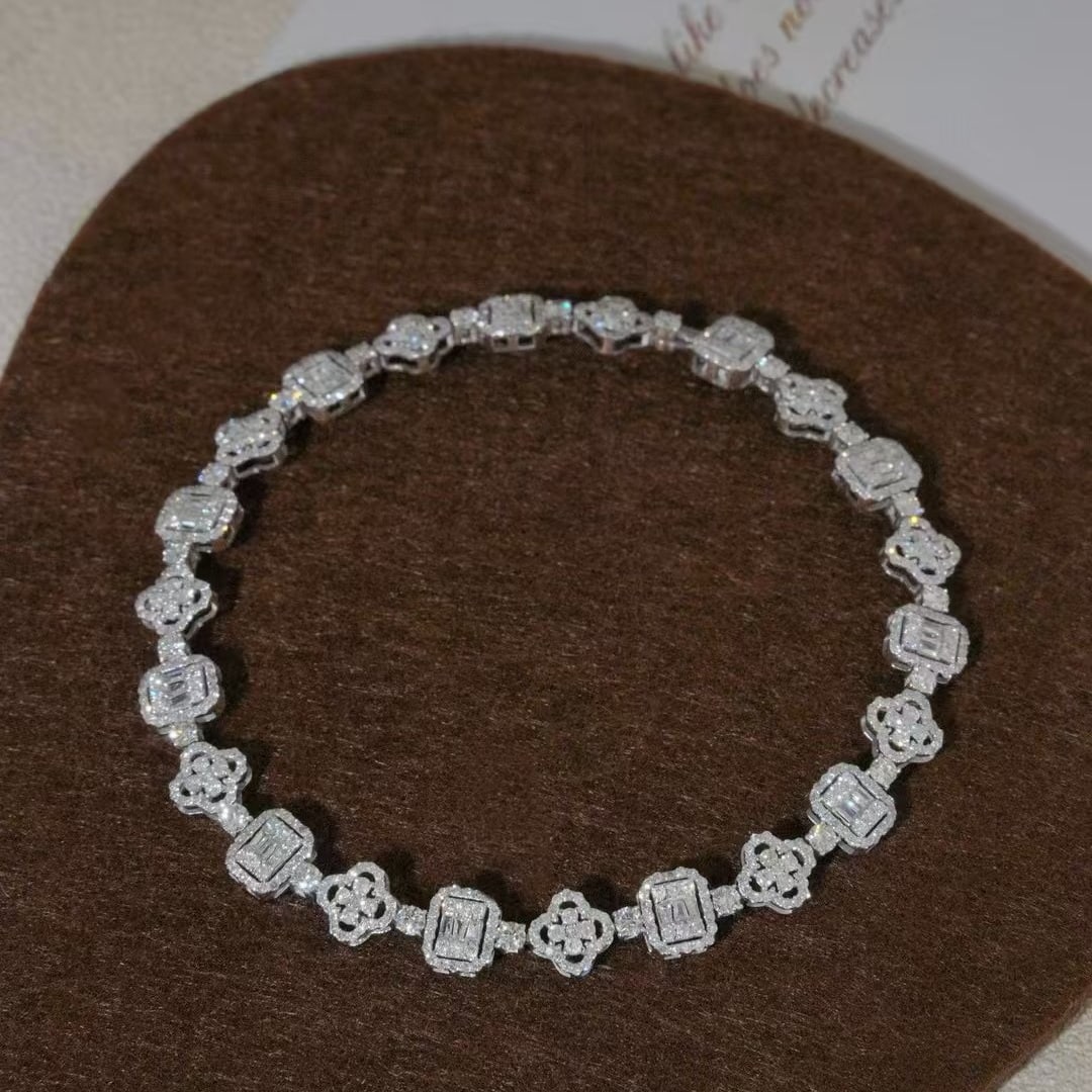 14k Gold 3.5 Ct Natural H Diamond Bracelet: Ref:230984008 // gold content:14k gold // main gemstone:diamond // shape:multiply // carat weight:3. 5ct // clarity grade:vs-si // color:h // treatment:natural // Condition: New High Estimate: 17000
