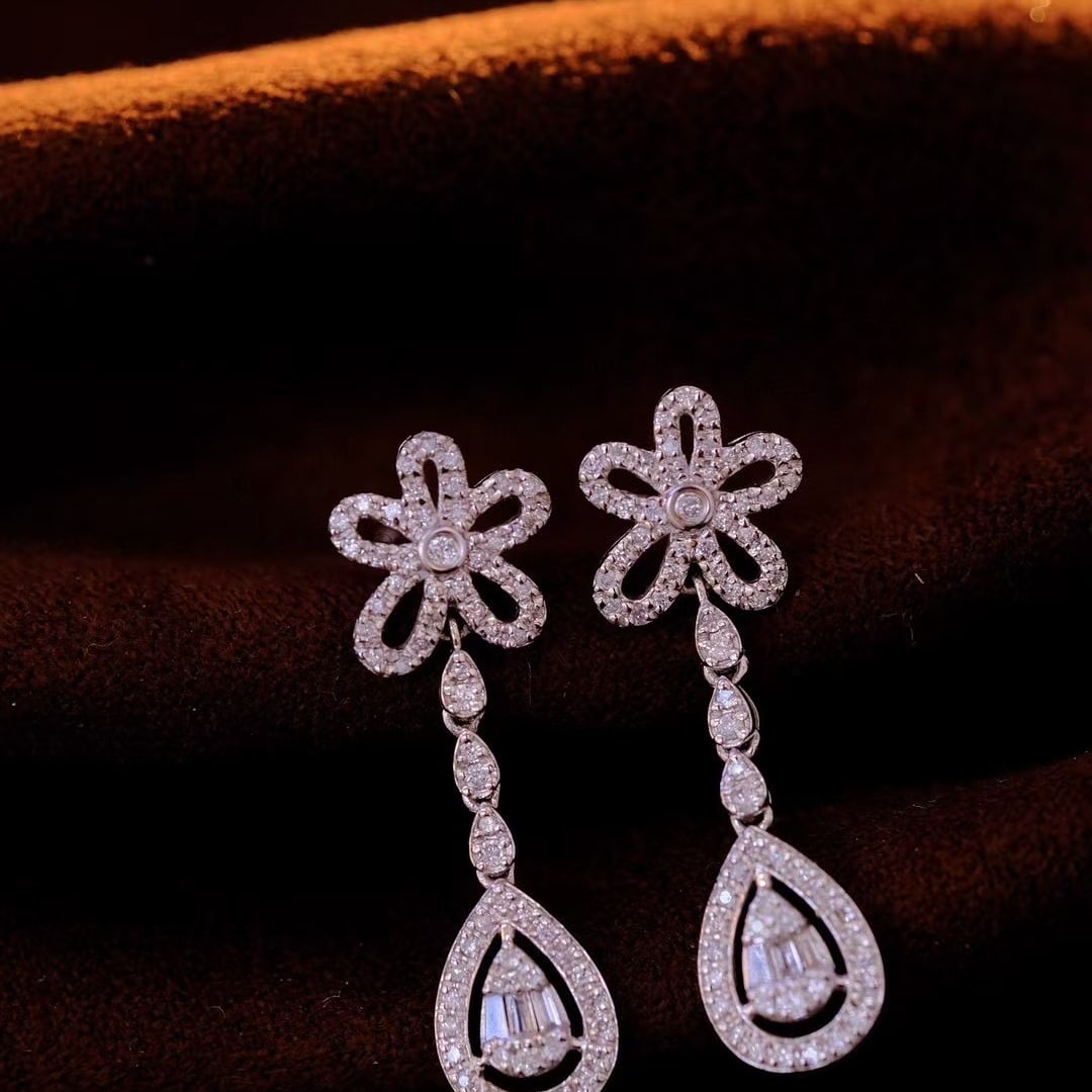 14k Gold 0.8 Ct Natural H Diamond Earrings: Ref:230984053 // gold content:14k gold // main gemstone:diamond // shape:multiply // carat weight:0. 8ct // clarity grade:vs-si // color:h // treatment:natural // High Estimate: 3300 Condition: New