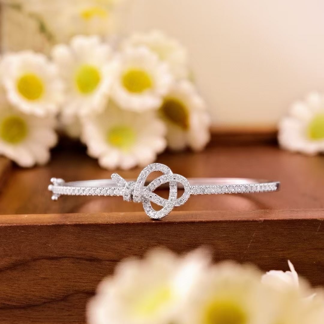 14k Gold 0.9 Ct Natural H Diamond Bangle: Ref:230984058 // gold content:14k gold // main gemstone:diamond // shape:round // carat weight:0. 9ct // clarity grade:vs-si // color:h // treatment:natural // cut grade:g // High Estimate: 8900 Low