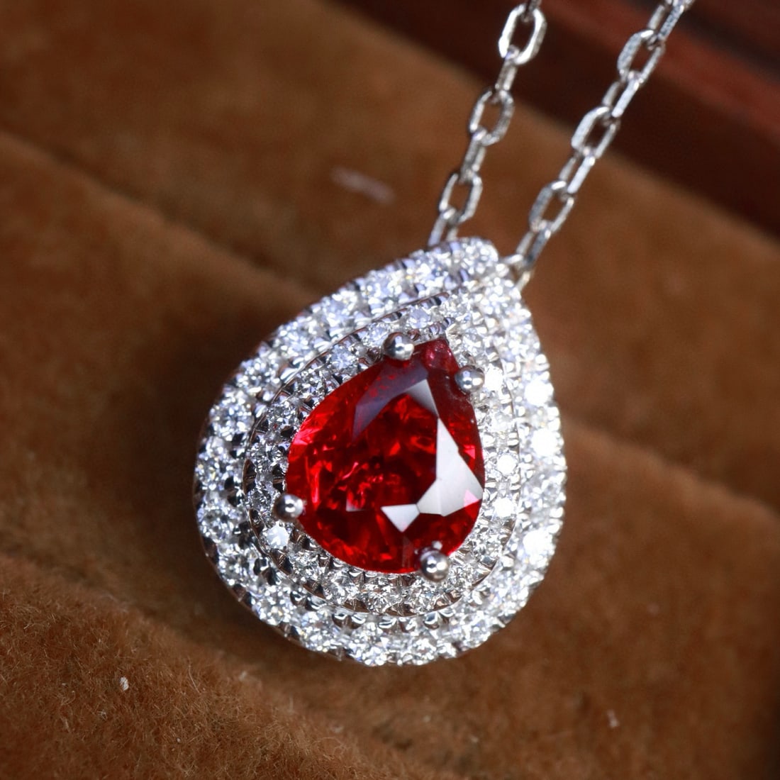 14k Gold 1.24 Ctw Natural Ruby & Diamond Pendant( Without Chain ): Ref:230984101 // gold content:14k gold // main gemstone:ruby // shape:pear // carat weight:0. 92ct // color:pigeonblood red // treatment:natural // // adjacent gemstone 2 : diamond // shape:round // c