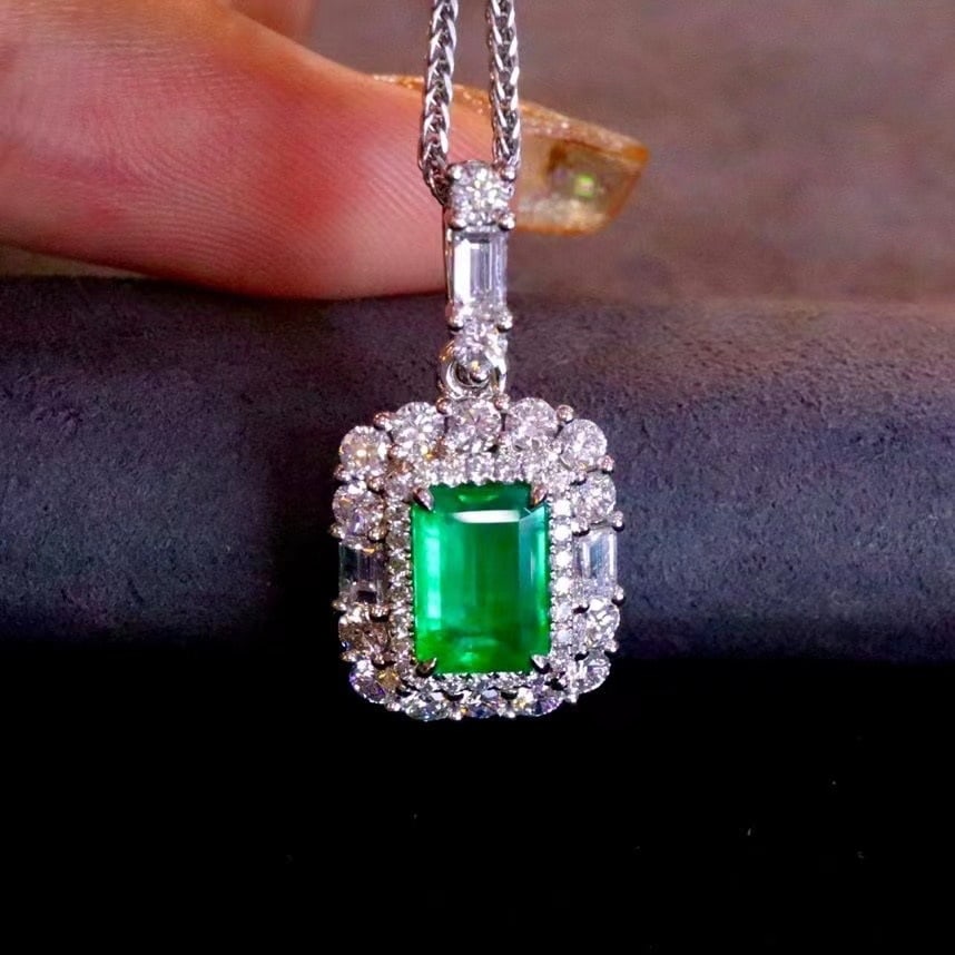 14k Gold 2.02 Ctw Vivid Green Natural Emerald & Diamond Pendant( Without Chain ): Ref:230984105 // gold content:14k gold // main gemstone:emerald // shape:octagonal // carat weight:0. 90ct // color:vivid green // treatment:natural // // adjacent gemstone 2 : diamond // shape:multip