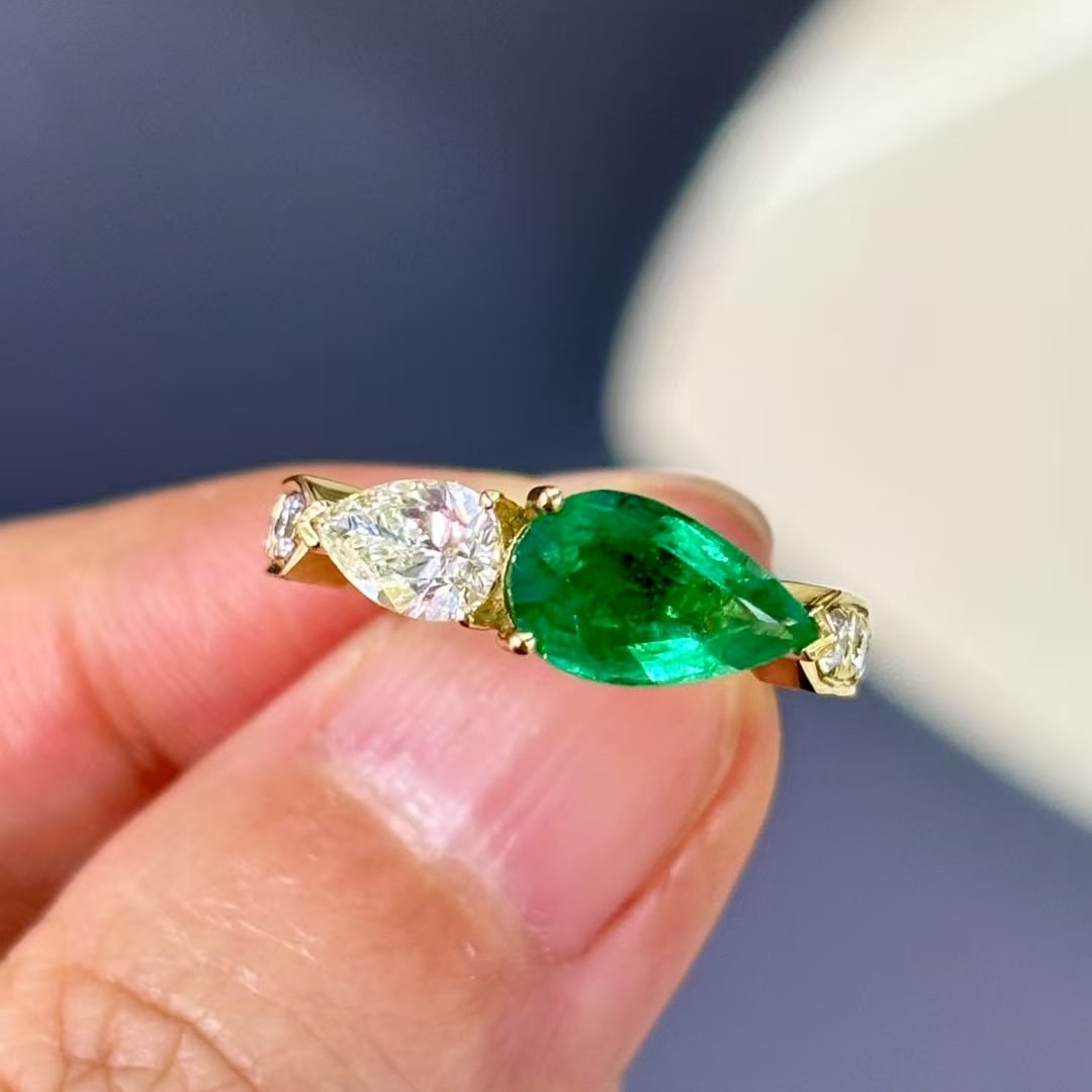 14k Gold 1.95 Ctw Vivid Green Natural Emerald & Diamond Ring: Ref:230984106 // gold content:14k gold // ring size:7. 25us // // main gemstone:emerald // shape:pear // carat weight:1. 41ct // color:vivid green // treatment:natural // // adjacent gemstone 2 : diam
