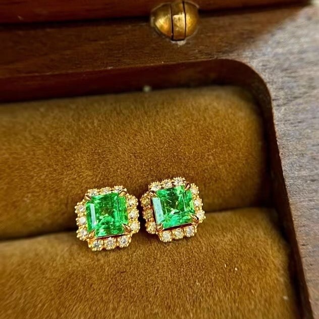 14k Gold 0.82 Ctw Natural Emerald & Diamond Earrings: Ref:230984107 // gold content:14k gold // main gemstone:emerald // shape:octagonal // carat weight:0. 70ct // color:green // treatment:natural // // adjacent gemstone 2 : diamond // shape:round //