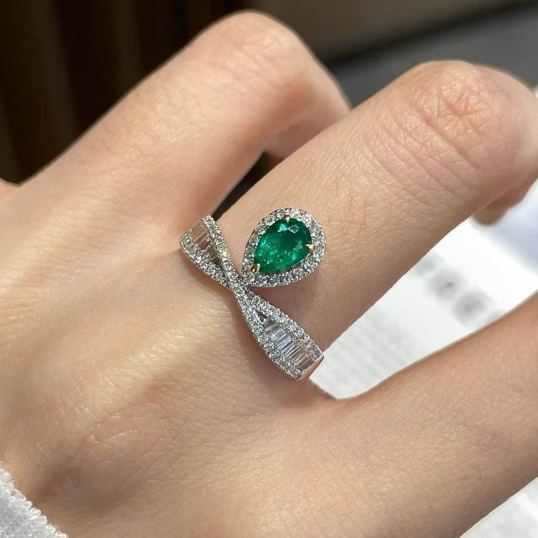 14k Gold 0.2 Ct Vivid Green Natural Emerald & Diamond Ring - 2