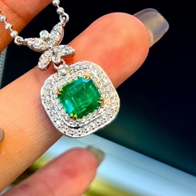 14k Gold 2.64 Ctw Vivid Green Natural Emerald & Diamond Necklace: Ref:230984140 // gold content:14k gold // main gemstone:emerald // shape:octagonal // carat weight:2. 15ct // color:vivid green // treatment:natural // // adjacent gemstone 2 : diamond // shape:round 