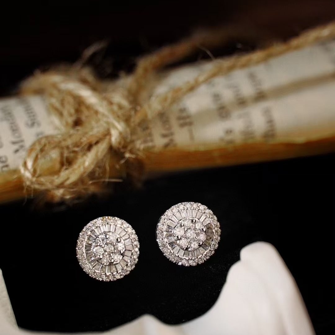 14k Gold 0.9 Ct Natural H Diamond Earrings: Ref:230984153 // gold content:14k gold // main gemstone:diamond // shape:multiply // carat weight:0. 9ct // clarity grade:vs-si // color:h // treatment:natural // High Estimate: 3300 Condition: New