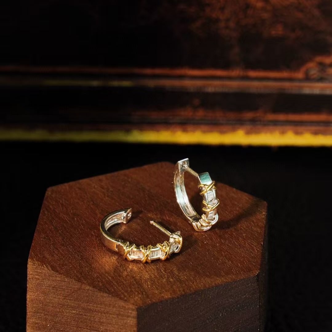 14k Gold 0.26 Ct Natural H Diamond Earrings: Ref:230984156 // gold content:14k gold // main gemstone:diamond // shape:baguette // carat weight:0. 26ct // clarity grade:vs-si // color:h // treatment:natural // High Estimate: 2000 Low Estimate: