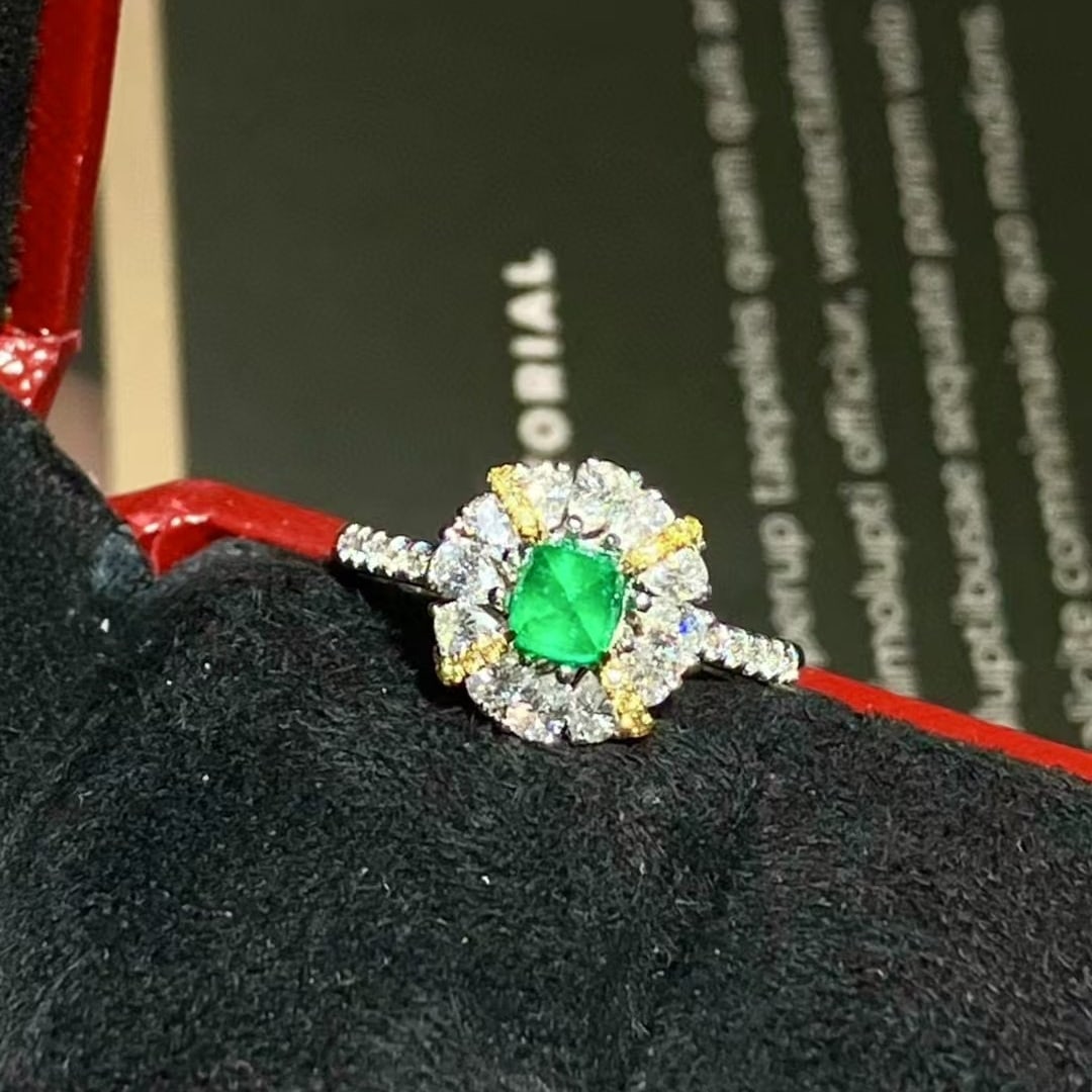 14k Gold 1.42 Ctw Vivid Green Natural Emerald & Diamond Ring: Ref:230984172 // gold content:14k gold // ring size:7. 25us // // main gemstone:emerald // shape:suger-loaf // carat weight:0. 6ct // color:vivid green // treatment:natural // // adjacent gemstone 2