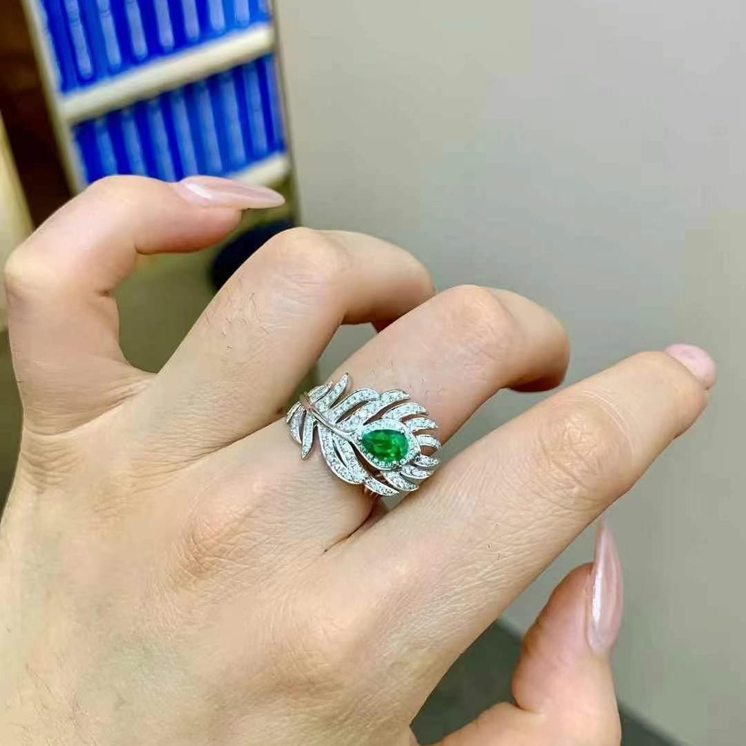 14k Gold 0.96 Ctw Vivid Green Natural Emerald & Diamond Ring - 4