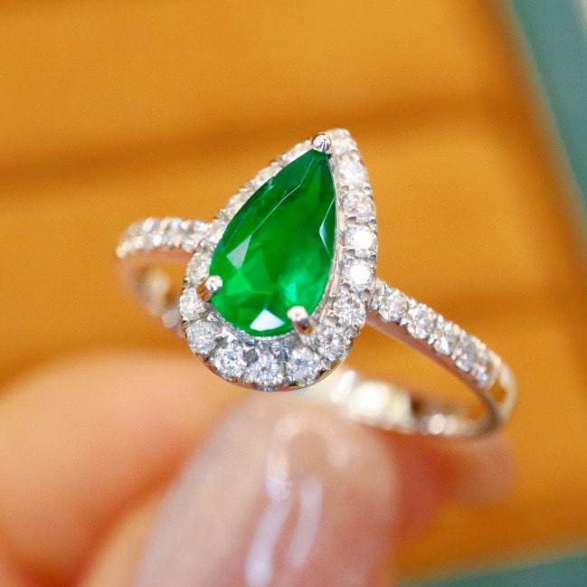 14k Gold 0.85 Ctw Vivid Green Natural Emerald & Diamond Ring - 2