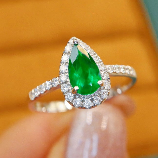 14k Gold 0.85 Ctw Vivid Green Natural Emerald & Diamond Ring - 3