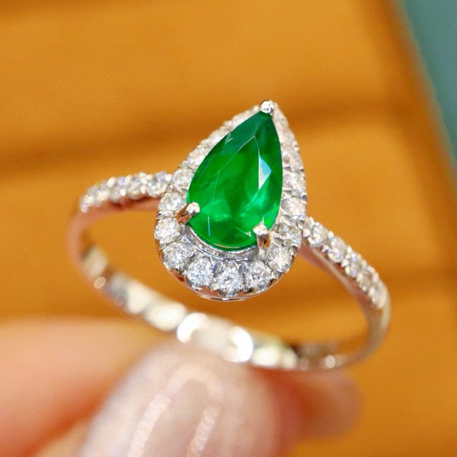14k Gold 0.85 Ctw Vivid Green Natural Emerald & Diamond Ring - 4