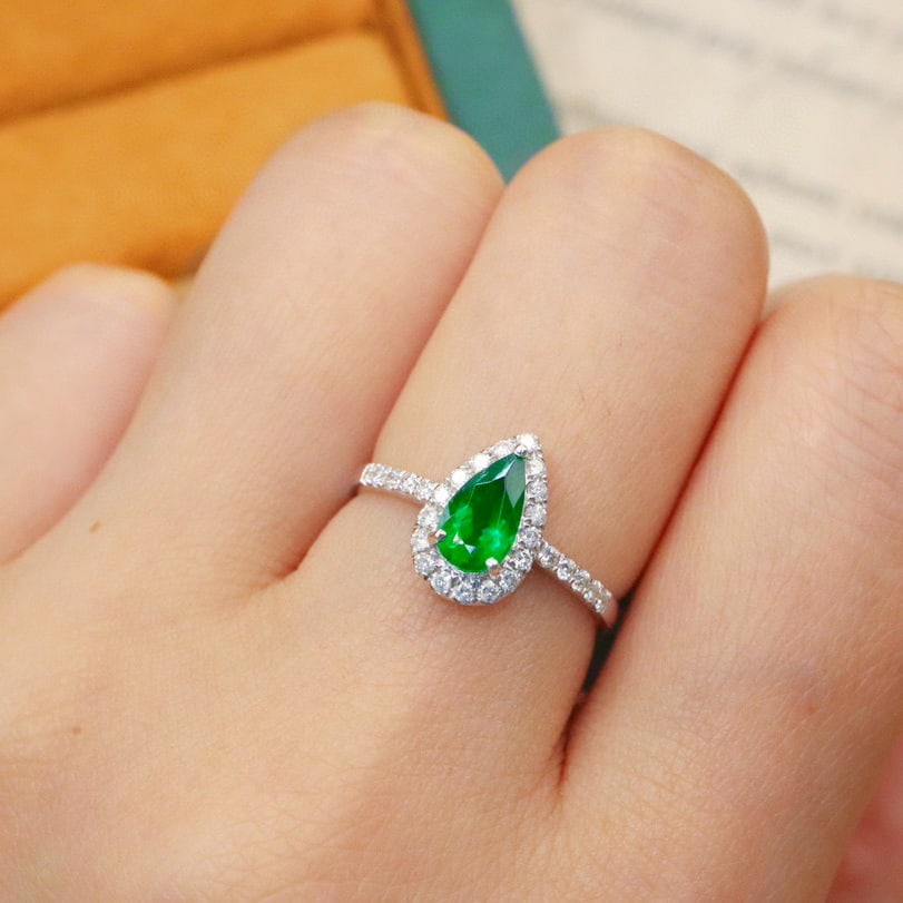 14k Gold 0.85 Ctw Vivid Green Natural Emerald & Diamond Ring - 6