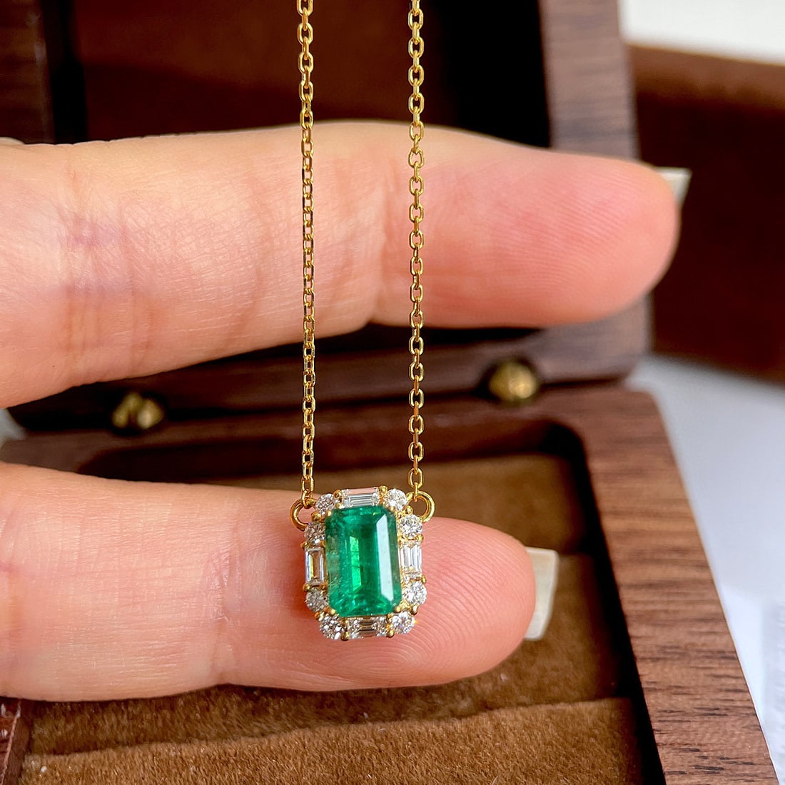 14k Gold 1.26 Ctw Vivid Green Natural Emerald & Diamond Necklace: Ref:230984198 // gold content:14k gold // main gemstone:emerald // shape:octagonal // carat weight:1ct // color:vivid green // treatment:natural // // adjacent gemstone 2 : diamond // shape:multiply /