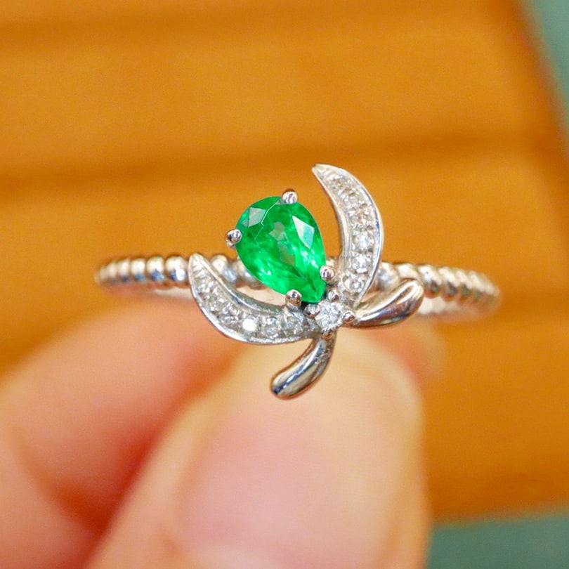 14k Gold 0.37 Ctw Natural Emerald & Diamond Ring: Ref:230984207 // gold content:14k gold // ring size:7. 25us // // main gemstone:emerald // shape:pear // carat weight:0. 33ct // color:green // treatment:natural // // adjacent gemstone 2 : diamond