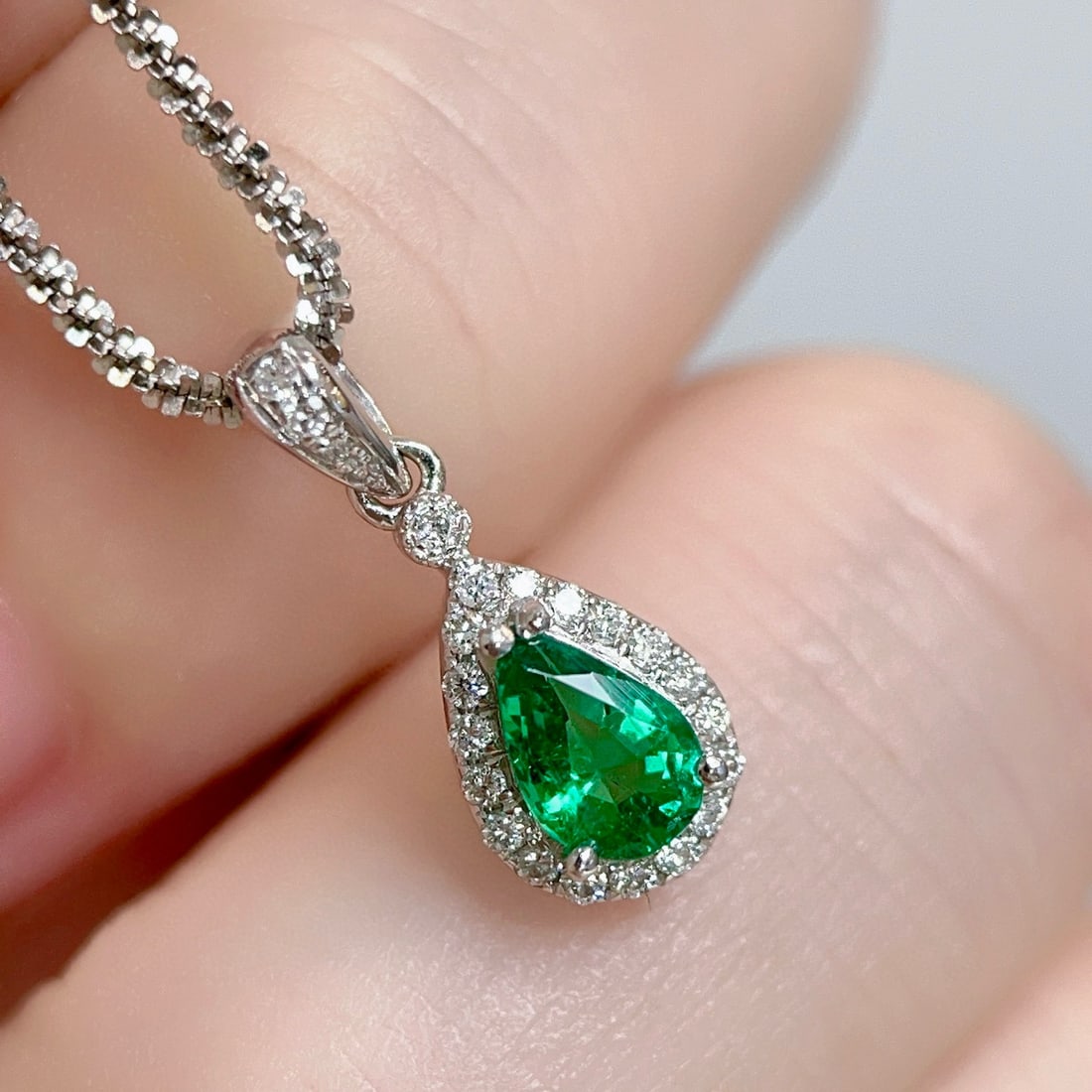 14k Gold 0.48 Ctw Vivid Green Natural Emerald & Diamond Pendant( Without Chain ): Ref:230984208 // gold content:14k gold // main gemstone:emerald // shape:pear // carat weight:0. 37ct // color:vivid green // treatment:natural // // adjacent gemstone 2 : diamond // shape:round //