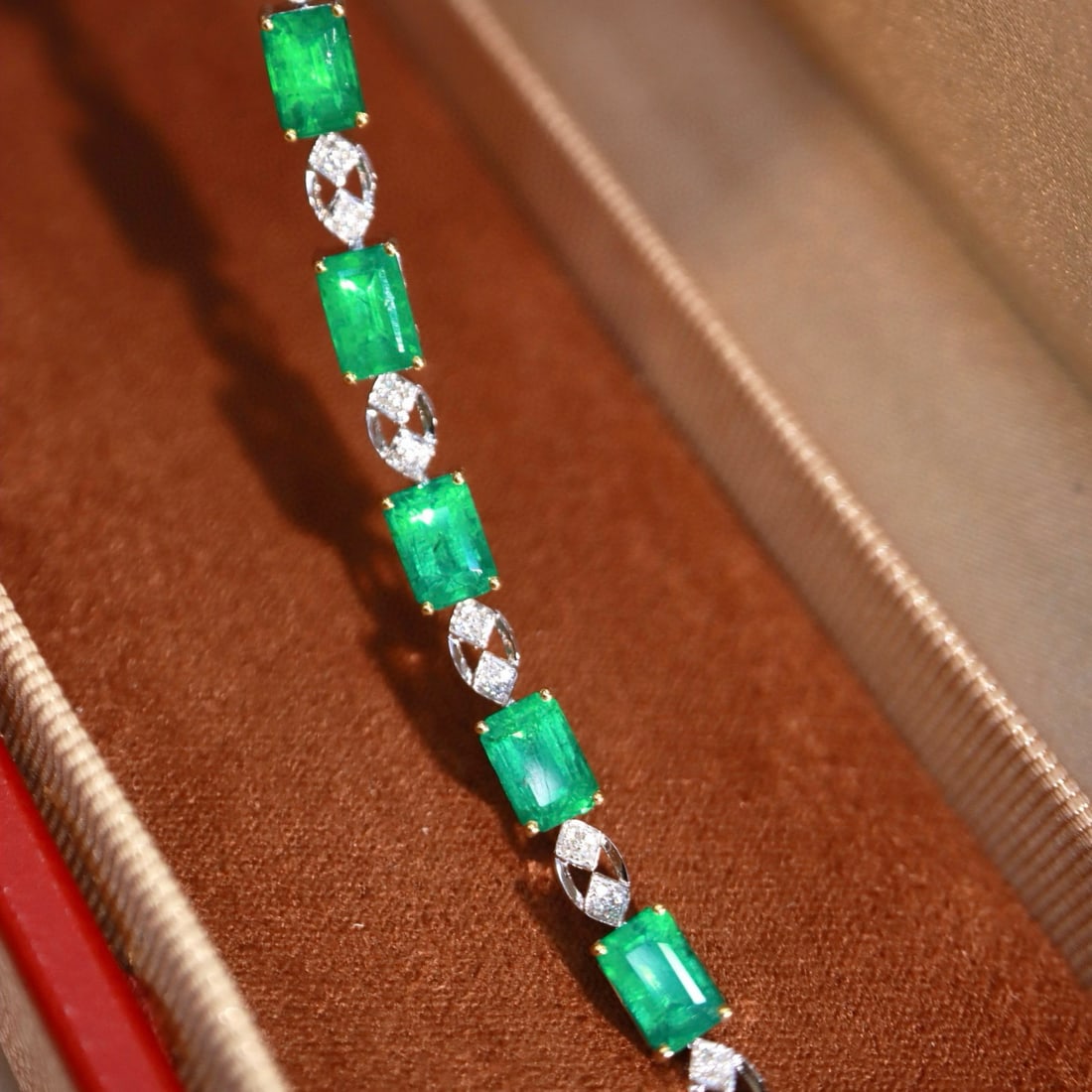 14k Gold 5.10 Ctw Natural Emerald & Diamond Bracelet: Ref:230984226 // gold content:14k gold // main gemstone:emerald // shape:octagonal // carat weight:4. 98ct // color:green // treatment:natural // // adjacent gemstone 2 : diamond // shape:round // car