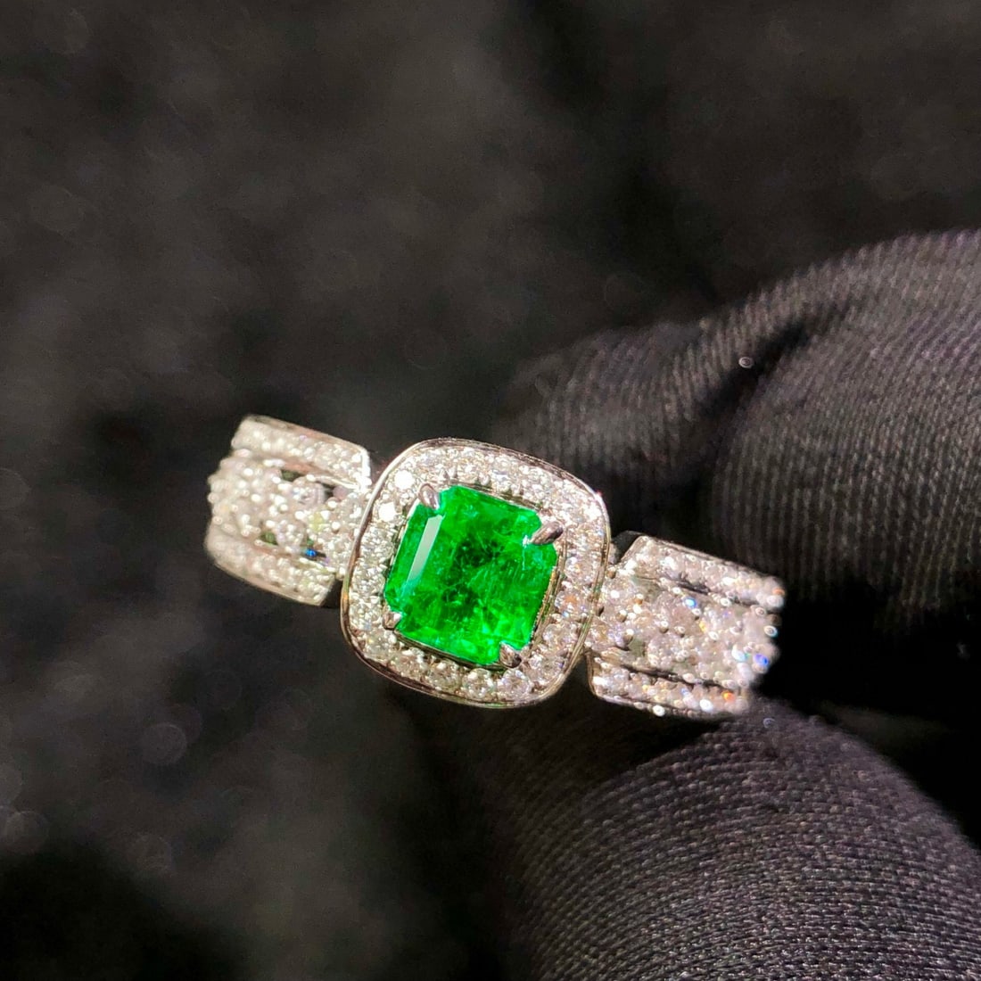 14k Gold 0.91 Ctw Vivid Green Natural Emerald & Diamond Ring (1 of 9)