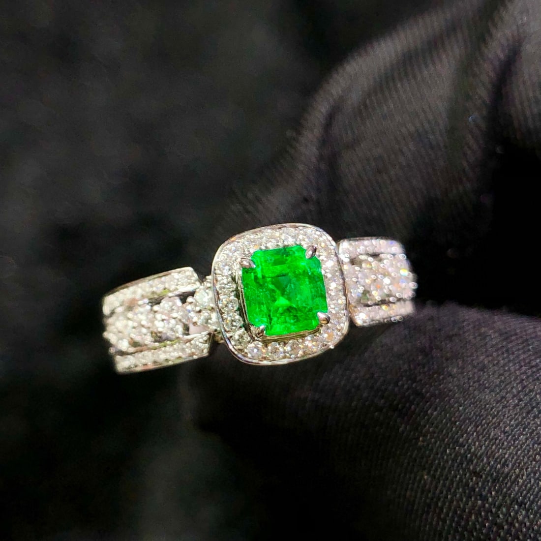 14k Gold 0.91 Ctw Vivid Green Natural Emerald & Diamond Ring - 2