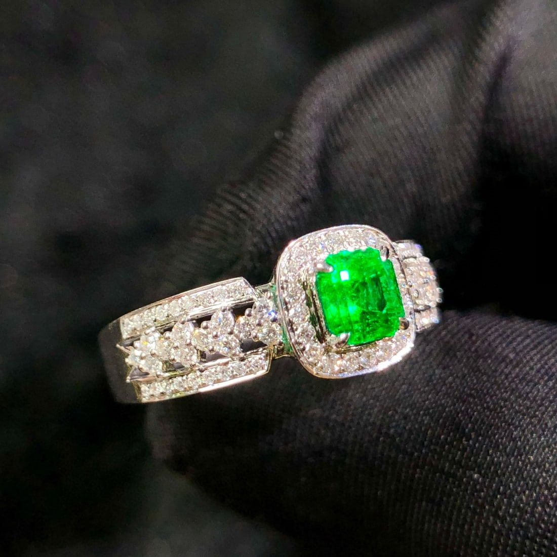 14k Gold 0.91 Ctw Vivid Green Natural Emerald & Diamond Ring - 3