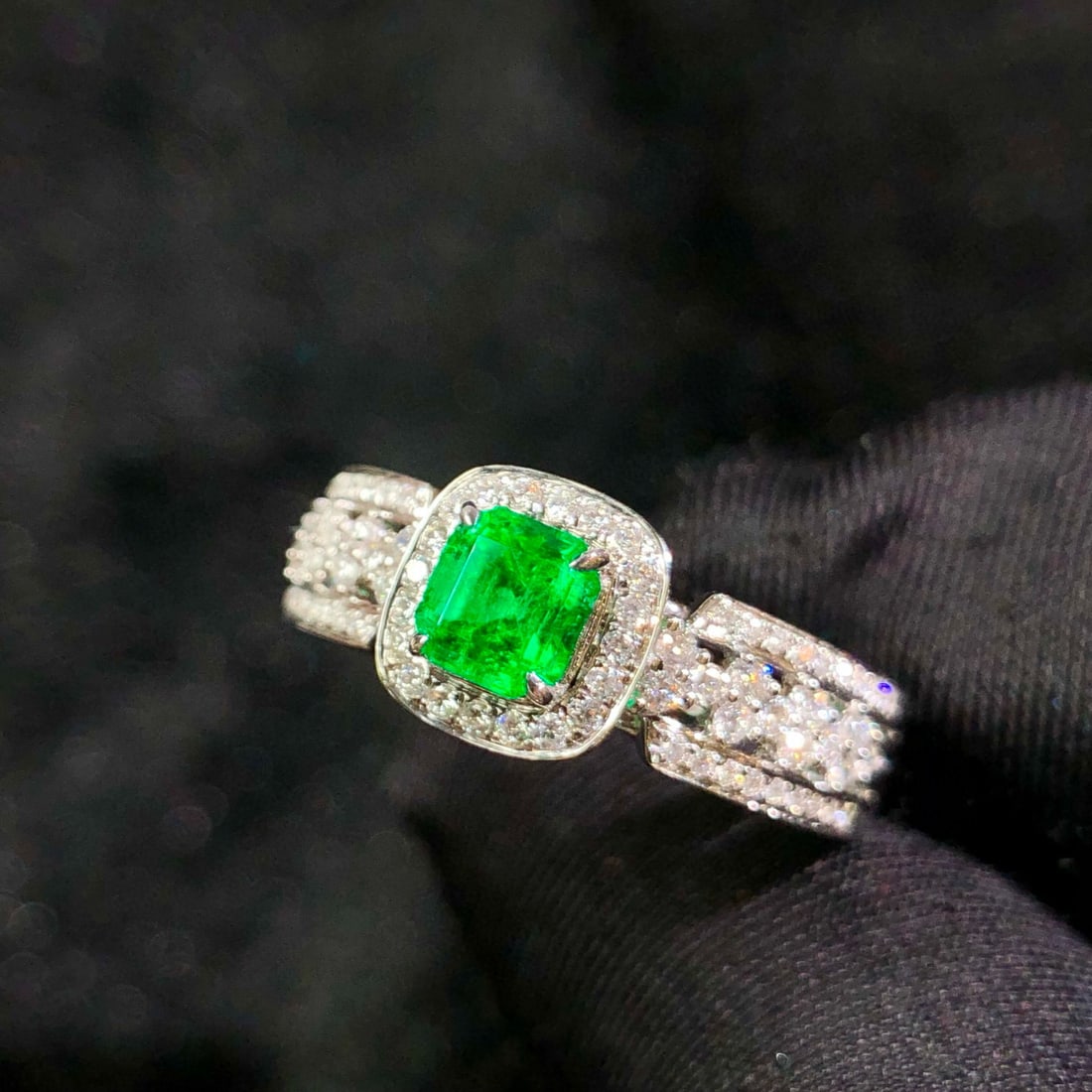 14k Gold 0.91 Ctw Vivid Green Natural Emerald & Diamond Ring - 4