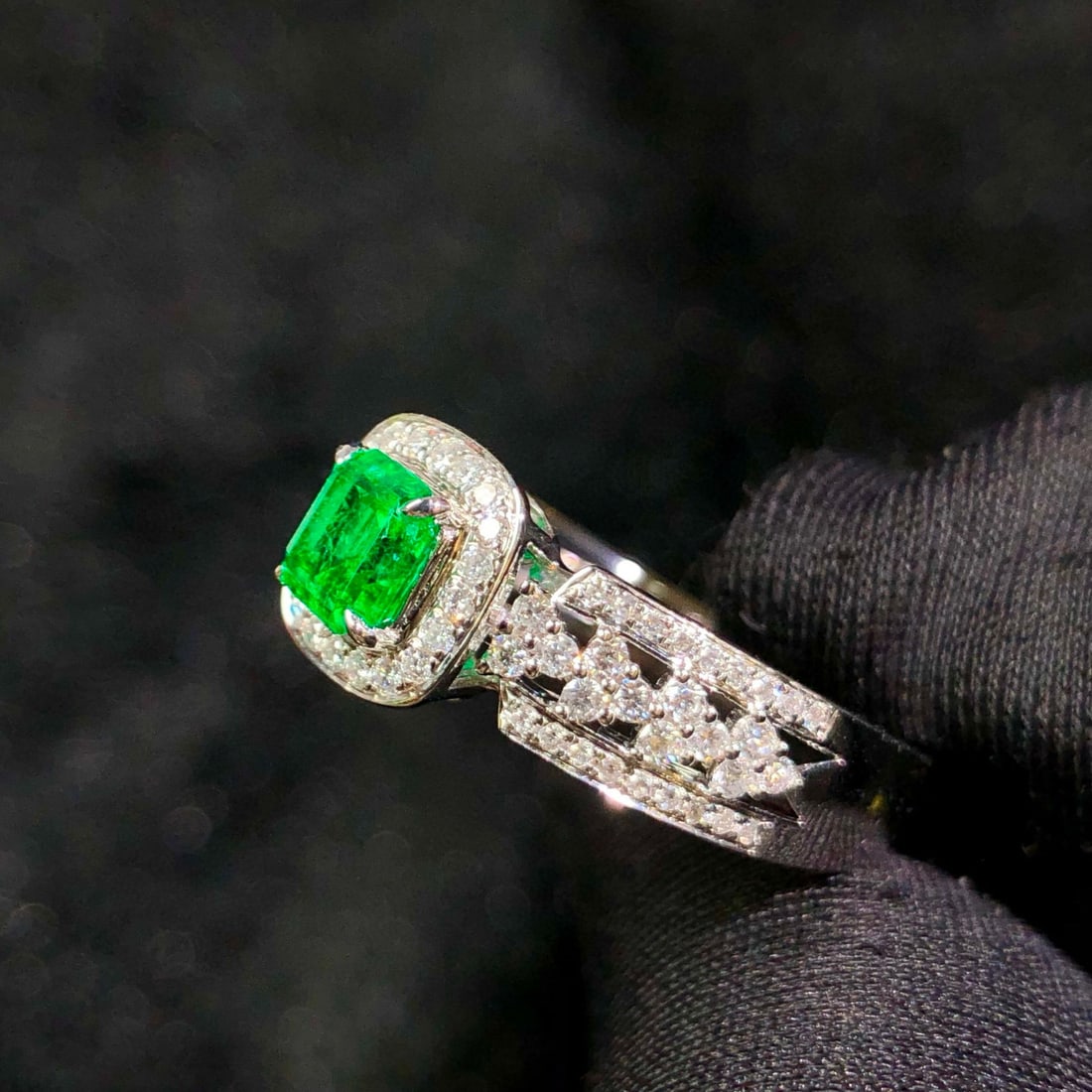 14k Gold 0.91 Ctw Vivid Green Natural Emerald & Diamond Ring - 5